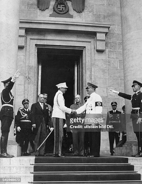Abschiedsempfang in der Reichskanzlei in Berlin - vor dem Portal von links: Prinzregent Paul und Adolf Hitler, dahinter der jugoslawische...