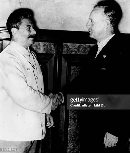 Händedruck zwischen Josef Stalin und Reichsaussenminister Joachim v. Ribbentrop nach der Unterzeichnung des Vertrages im Moskauer Kreml