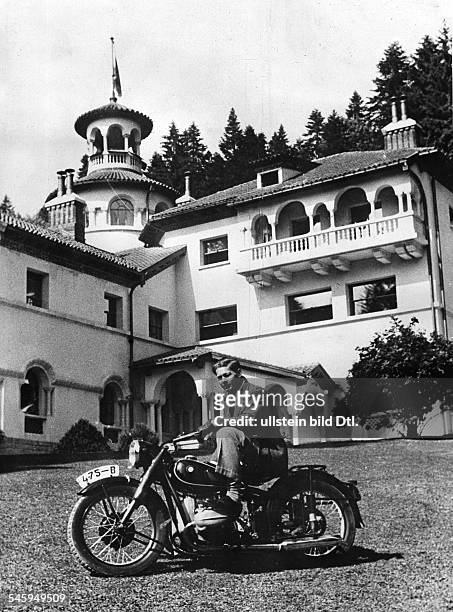 König von Rumänien 1927-1930sowie 1940-1947auf einem deutschen Motorrad der Marke BMWvor seiner Sommerresidenz.- Juni 1943