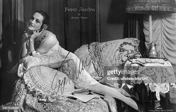 Andra, Fern - Actress, USA - *24.11.1894-+ on a sofa in her house - undated - Vintage property of ullstein bild