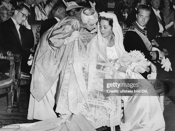 Albert II. *-Koenig von Belgien- Hochzeit mit Paola Ruffo di Calabria; hinter Paola die KoeniginmutterElisabeth, neben ihr Albert II.