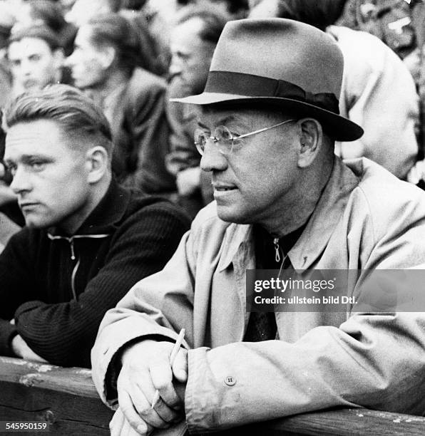 Nerz, Otto *21.10.1892-+Fußballspieler, Fussballtrainer, DReichstrainer 1926-1936- Dr. Nerz als Zuschauer bei einem Fussballspiel; neben ihm sitzt im...