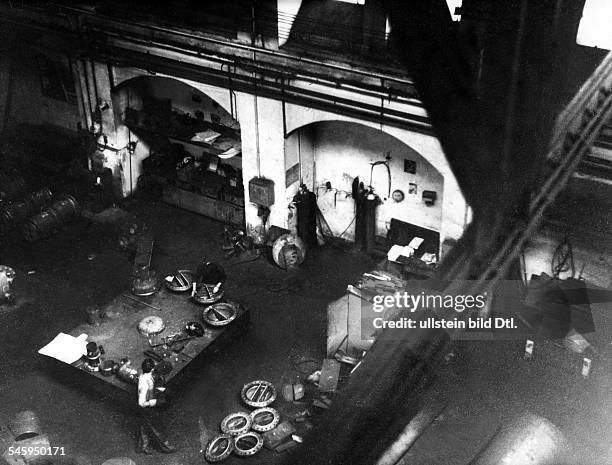 Blick von oben in eine Fabrikhalle am 1. Jahrestag der Invasion / der Besetzung durch die Truppen des Warschauer Pakts