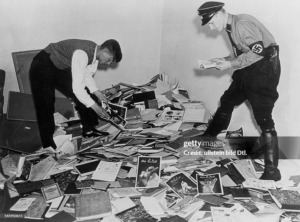 III.Reich, burning of the books 10.05.1933:Students of the natiional-socialist students association NSDStB collecting 'un-german and decadent' books in order to transport them to the pyre at the berlin Opernplatz: Picture shows the confiscation of th