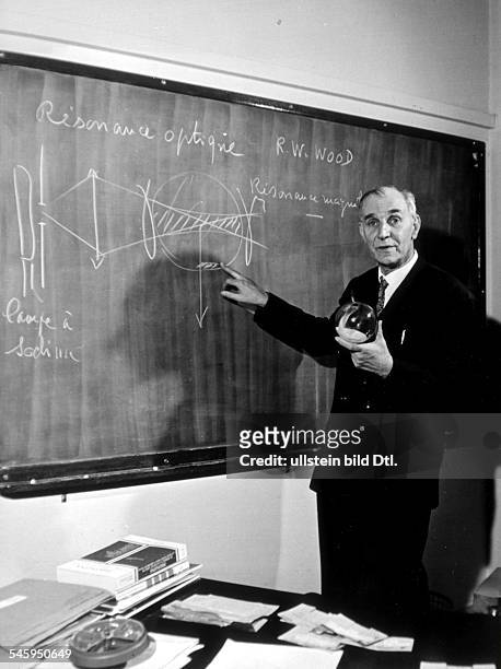 Wissenschaftler, Naturwissenschaftler, PhysikerNobelpreis für Physik 1966- Porträt während einer Vorlesung- undatiert
