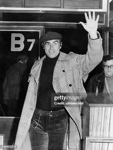 Tempelhof Airport Arrival / departure of VIP's Germany / Berlin / Tempelhof : Sean Connery *- Actor, Great Britain Sean Connery on his arrival at...