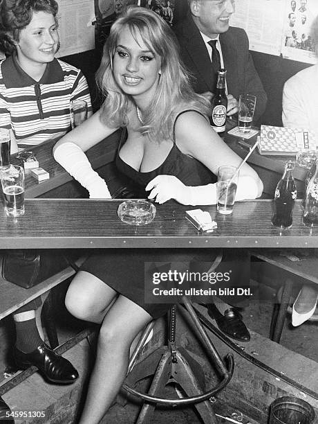 Valentin, Barbara *-+ Schauspielerin, Oesterreich- sitzt in einer Bar, traegt ein schwarzes Kleid und lange weisse Handschuhe- 1960