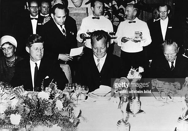 Festessen in der Brandenburghalle imRathaus Schöneberg: v.l.n.r. Deramerikanische Präsident John F.Kennedy, der Regierende BürgermeisterWilly Brandt...