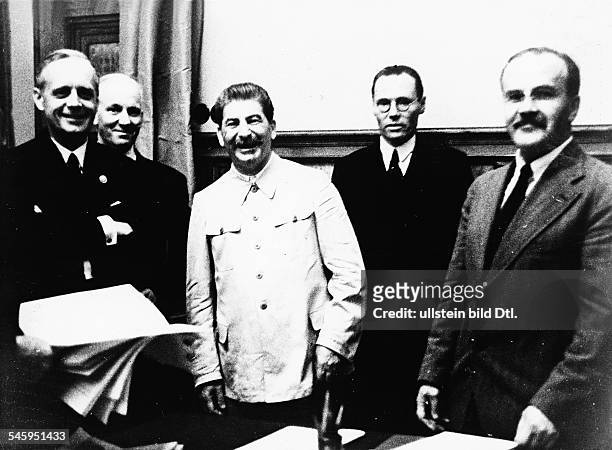 Nach der Unterzeichnung im Moskauer Kreml, von links: Reichsaussenminister Joachim v. Ribbentrop, Legationsrat Andor Hencke, Josef Stalin,...
