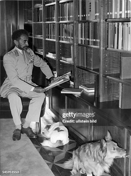 Ras Tafari MakkonenKaiser Äthiopien 1930-1974 Porträt in seiner Bibliothek- 1973