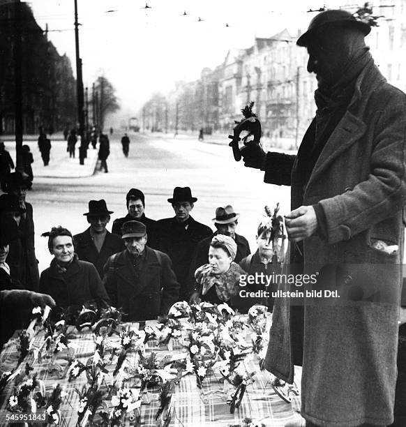 Verkauf von Hufeisen mit Tannengestecken- Weihnachten 1945