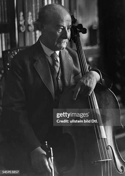 Heinrich Gruenfeld*1860-1931+cellist, Austriaportrait- date unknown, probably 1930published: Zeitbilder 36/1931photo by Freiherr Wolff von Gudenberg