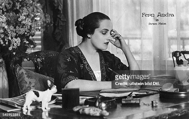 Andra, Fern - Actress, USA - *24.11.1894-+ at her desk at home - undated - Vintage property of ullstein bild