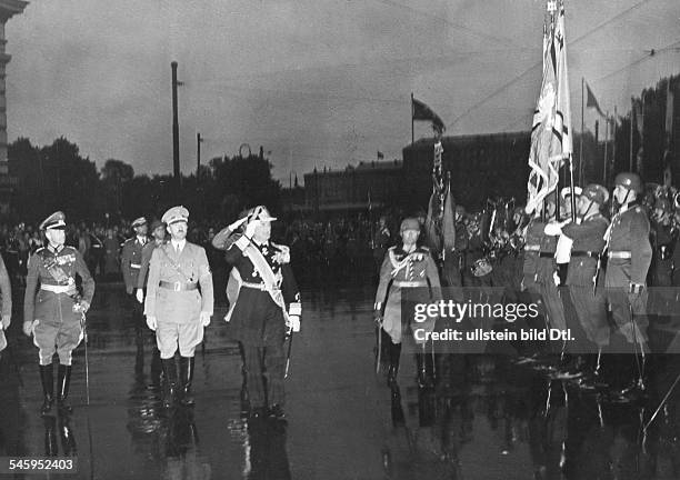 Nach der Ankunft auf dem Lehrter Bahnhof in Berlin - Adolf Hitler und der ungarische Reichsverweser Admiral Nikolaus Horthy von Nagybanya beim...