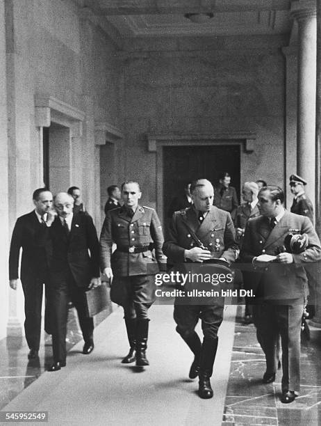 Deutsch-italienisch-ungarische Gesprächein München: Reichsaussenminister Joachimv. Ribbentrop im'Führerbau' am Königlichen Platz mit dem...