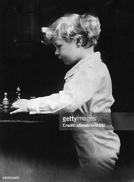 König von Rumänien 1927-1930sowie 1940-1947versucht sich als Vierjähriger im Schachspiel- 1925