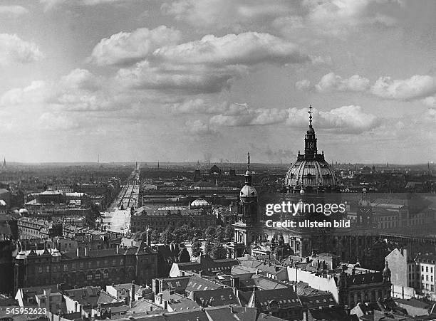 Blick auf den Dom; links dielinks die Ost-West-Achse mit BrandenburgerTor und Siegessäule- etwa 1938