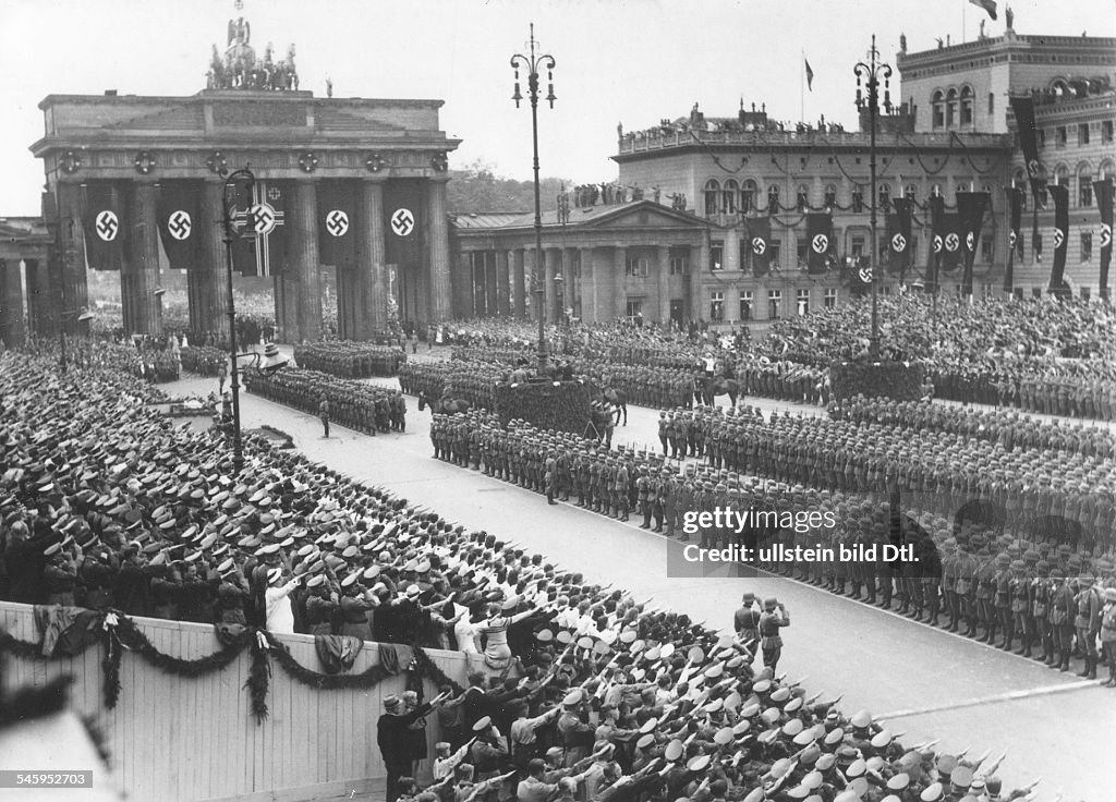 Berlin, Marching in of the Wehrmacht armed forces through the Brandenburg gate after signing the armistice with France, ceremony at the Pariser Platz- Photographer: Herbert Hoffmann- Published by: '12 Uhr' 19.07.1940Vintage property of ullstein bild