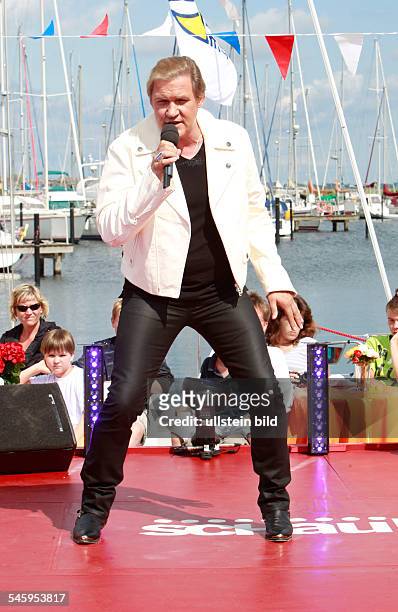 Logan, Johnny - Musician, Singer, Pop music, Ireland - performing during TV-Show 'Schaubude' in Heiligenhafen, Germany -
