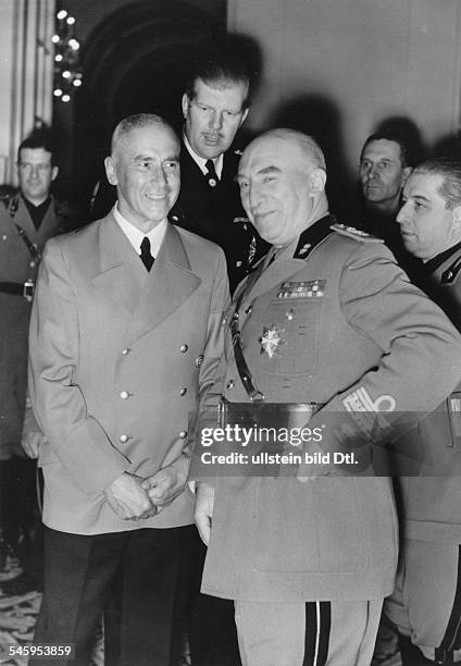 Reichsinnenminister Dr. Wilhelm Frick imGespräch mit General Alberto Pariani,Staatssekretär im italienischenKriegsministerium während einesEmpfangs...