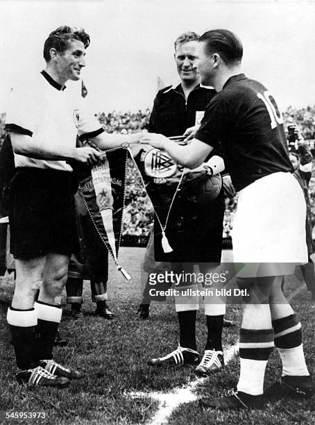 World Cup in Switzerland Final before 65.000 spectators in Bern's Wankdorf Stadium: Germany 3 - 2 Hungary - Exchange of pennants by the two captains...