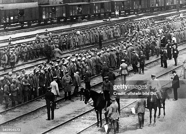 Abtransport russischer Gefangener nach den Schlachten bei Tannenberg bzw. An den masurischen Seen. Deutsche Soldaten bewachen die angetretenen...
