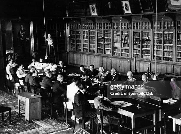 Die Delegationen Ungarns und Rumäniensam Konferenztisch während derVerhandlungen im 'Kultur-Palais' vonTurnu Severin an der Donau; auf derrechten...