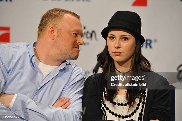 Meyer-Landrut, Lena - Musician, Singer, Pop Music, Germany - Winner of the Eurovision Song Contest 2010 with Entertainer Stefan Raab during press...