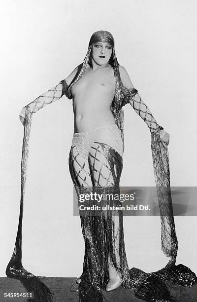 Revues, cabaret & variety shows Actress in the role of the 'Lorelei' from the revue 'Der Zug nach dem Westen' in the 'Theater des Westens' - 1926 -...