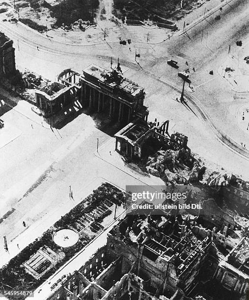 Germany, Berlin, Brandenburg Gate: The ruin at the Pariser Platz. About 1945. Picture taken by Hans Schaller
