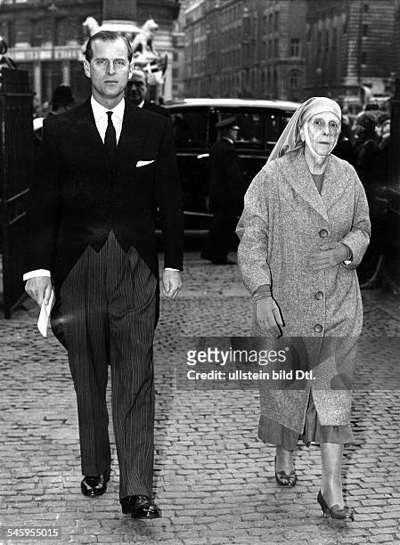Herzog von Edinburgh, Prinz von Großbritannien und Nordirland; Prinzgemahl Königin Elisabeths II.- mit seiner Mutter Prinzessin Andreas von...