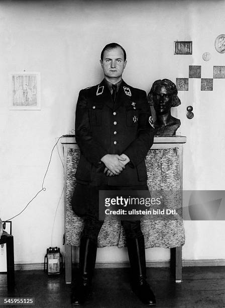 Gloeckler, Oskar -+Bildhauer, NS-Sportfunktionaer, DLeiter der Abt.4 in der Reichskammer der bildenden Kuenste 1936-38- Portrait als...