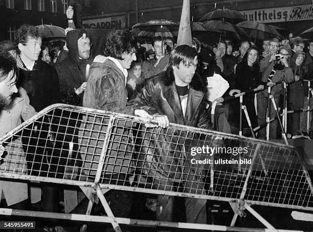 Demonstration vor dem Gericht inBerlin-Moabit anlässlich desProzesses gegen Fritz Teufel:Rudi Dutschke und Gaston Salvatore durchbrechen...