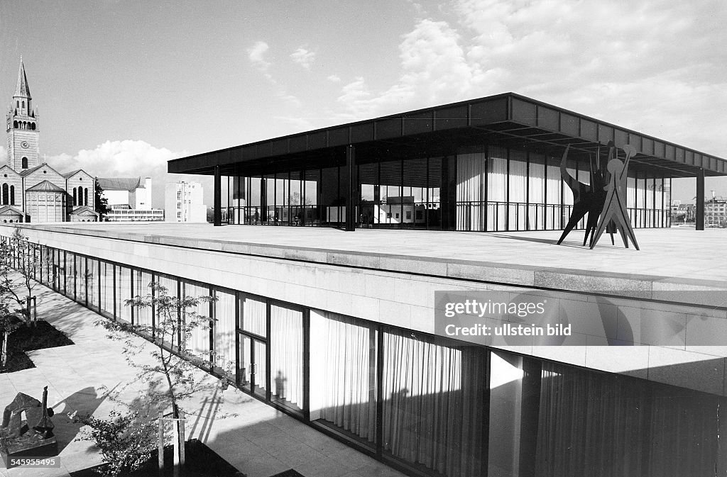 Berlin Neue Nationalgalerie - Aussenansicht mit einer Plastik von Alexander Calder, im Hintergrund die St.Matthäi-Kirche