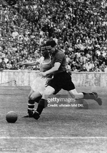 Urban, Adolf *-+Sportler, Fussball , D- Deutsche Meisterschaft, Halbfinale, Wiederholungsspiel im Olympiastadion von Berlin: FC Schalke 04 - Dresdner...