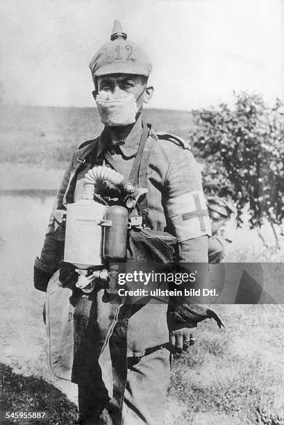 World War I A German medic in the first World War after the beginning of the use of poison gas in the battle of Ypres - spring 1915