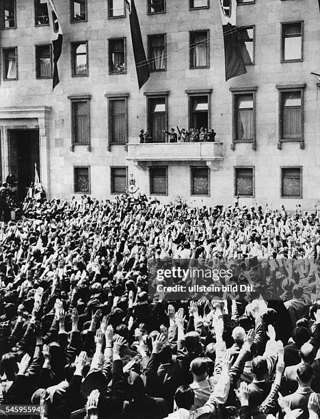 Deutschland, III. Reich 'Stahlpakt' Auf dem Balkon der Reichskanzlei nachUnterzeichnung des Vertrages: AdolfHitler und seine Begleitung grüssen...