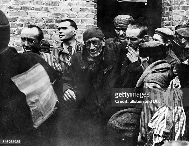 Deutsche Soldaten bewachen Juden beider Zwangsarbeit- undatiert
