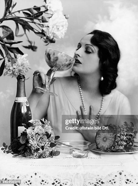 Andra, Fern - Actress, USA - *24.11.1894-+ - drinking champagne in a cup - published in 'Blätter für Mode und Unterhaltung' - October 1928 - Vintage...