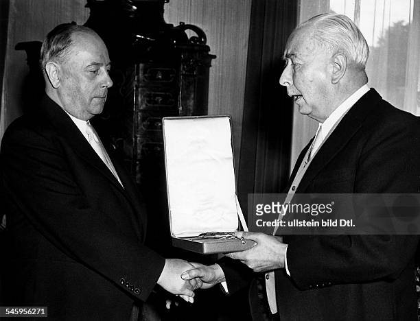 Walther Schreiber *10.06.1884-+Politician , GermanyGoverning mayor of Berlin 1953-1955gets the "Order of Merit of the Federal Republicof Germany"...