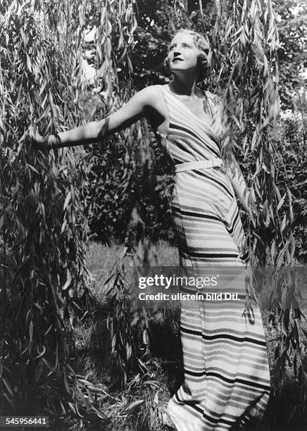 Schauspielerin; D- Porträt im langen Sommerkleid unter einer Trauerweide im Garten ihres Hauses in der Schorlemer Allee, Berlin- um 1933Aufnahme:...