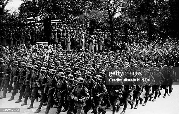 Welkrieg, German campaign in Poland: victory parade in Warsaw :- view towards the parading soldiers and the VIP stand during the parade on the...