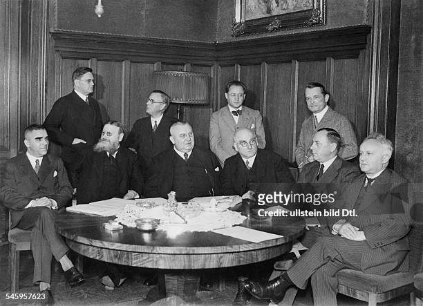 The Prussian government after its affirmation by the Constitutional Court in 1932: sitting from left minister of justice Hermann Schmidt, agriculture...