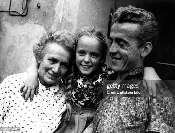 Das Kind Angelika Kurtz mit Vater Fritz Seltmann und Grossmutter Luise Seltmann in West-Berlin. Angelika Kurtz wuchs bei ihrem Vater in West-Berlin...