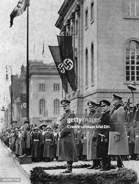 Adolf Hitler nimmt vor dem EhrenmalUnter den Linden den Vorbeimarsch derEhrenformation der Wehrmacht ab. Hinterihm von rechts: Wilhelm Keitel,...