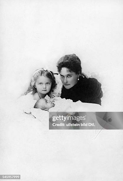 Ermordetgeb. Prinzessin Alice vonHessen-Darmstadt, Ehefrau von Zar Nikolaus, Zarin von Russland von 1894-1917mit der Tochter Anastasia Nikolajewna...