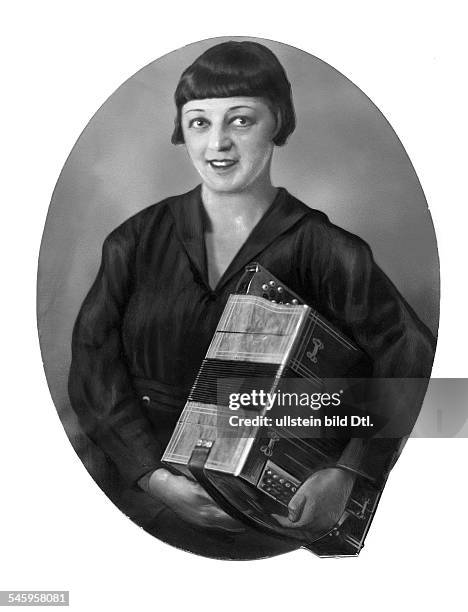 Maria Ney*06.05.1890-+Sängerin, Schauspielerin, D Portrait mit Akkordeon- undatiert, vermutlich 1931veröffentlicht: Sieben Tage 4/1932Foto: Atelier...