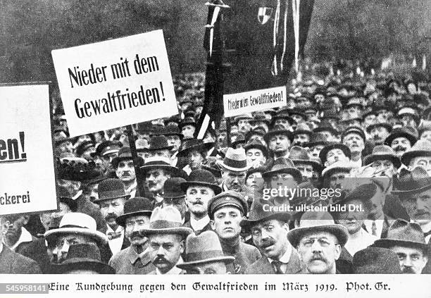 Demonstration in Berlin gegen den Versailler Vertrag: Kundgebung gegen die Friedensbedingungen, im Vordergrund Plakat "Nieder mit dem...