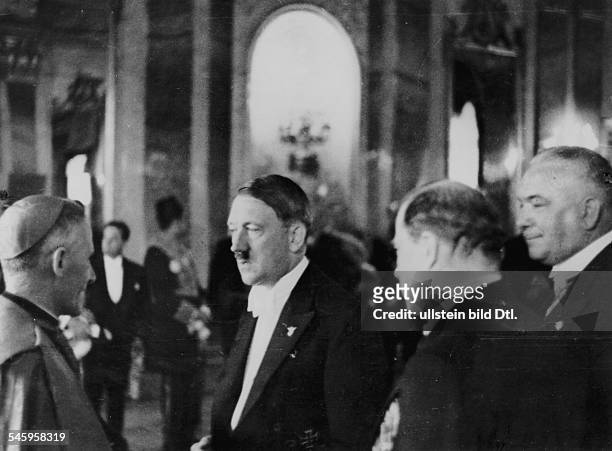 Empfang des diplomatischen Korps im Reichspräsidentenpalais, nachdem Adolf Hitler auch das Amt des Reichspräsidenten übernommen hatte. Hitler im...