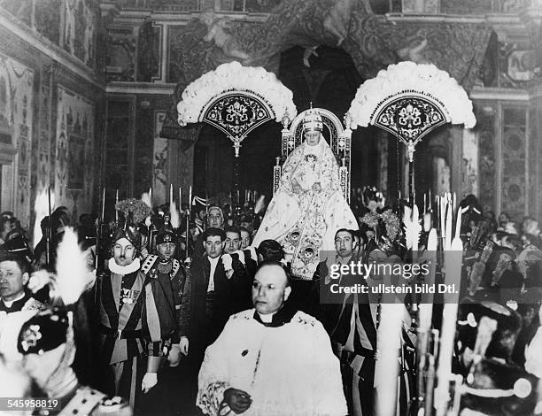 Papst 1922-1939eigentl. Ambroghio D. Achille Ratti, Italien- der Papst bei einer feierlichen Prozession im Petersdom aus Anlass seines Krönungstages:...